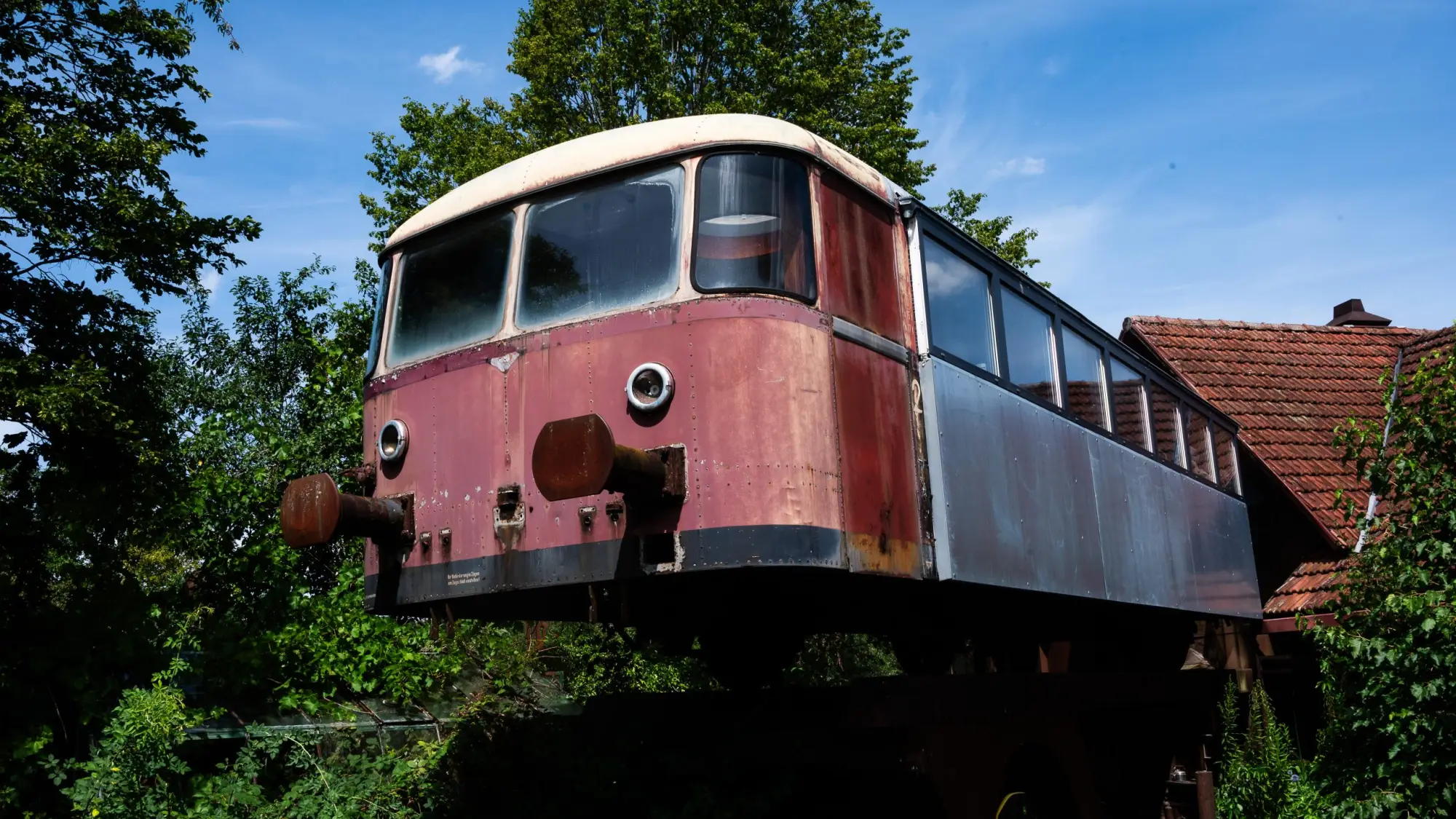 Alter Triebwagen im Gruen - Ackermanns Garten