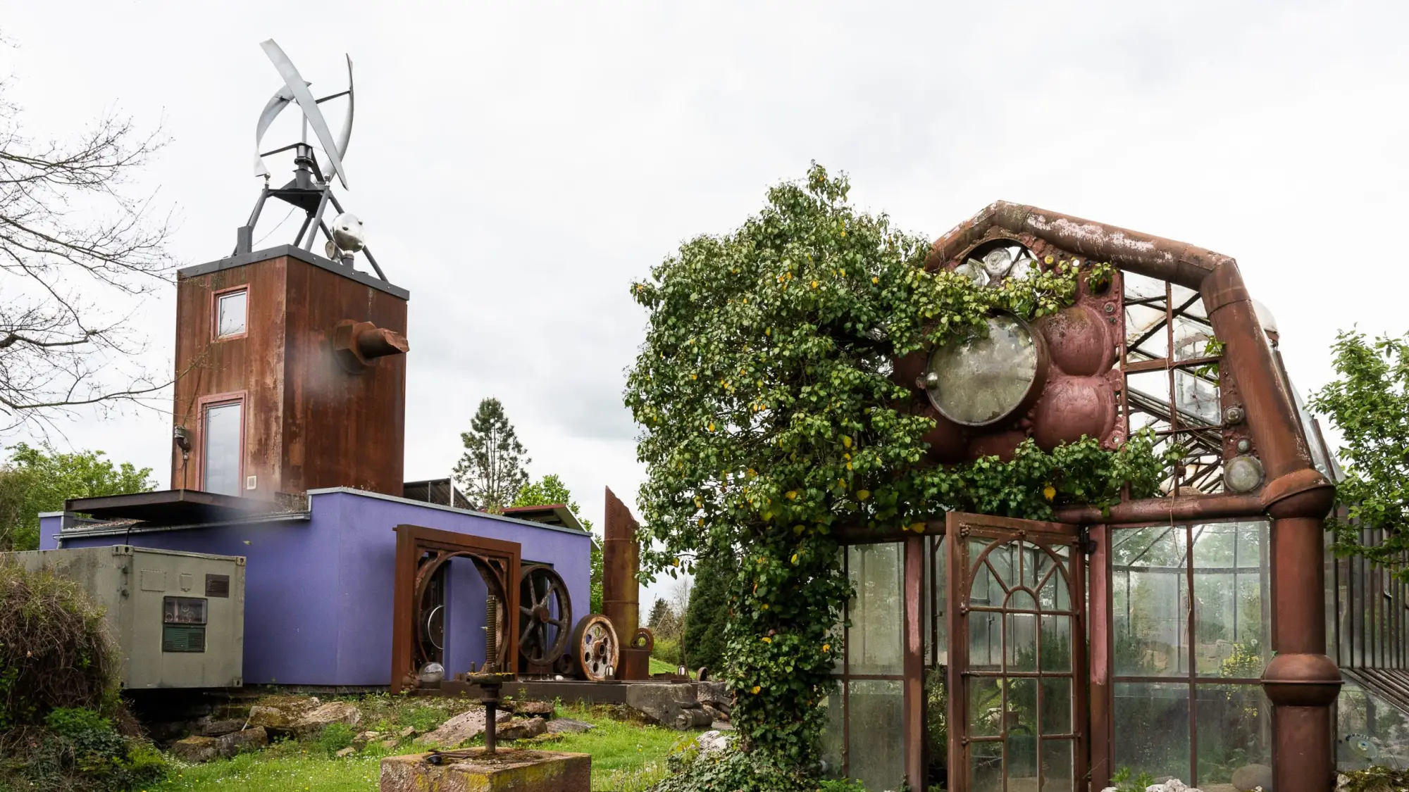 Lila Haus mit Gewaechshaus - Ackermanns Garten